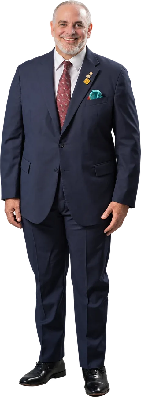 El Gobernador Juan Osvaldo Holguín de pie, sonriente