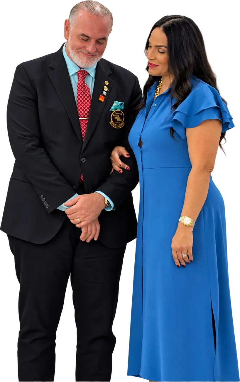 El Gobernador del brazo de Paola Rosado de Holguín